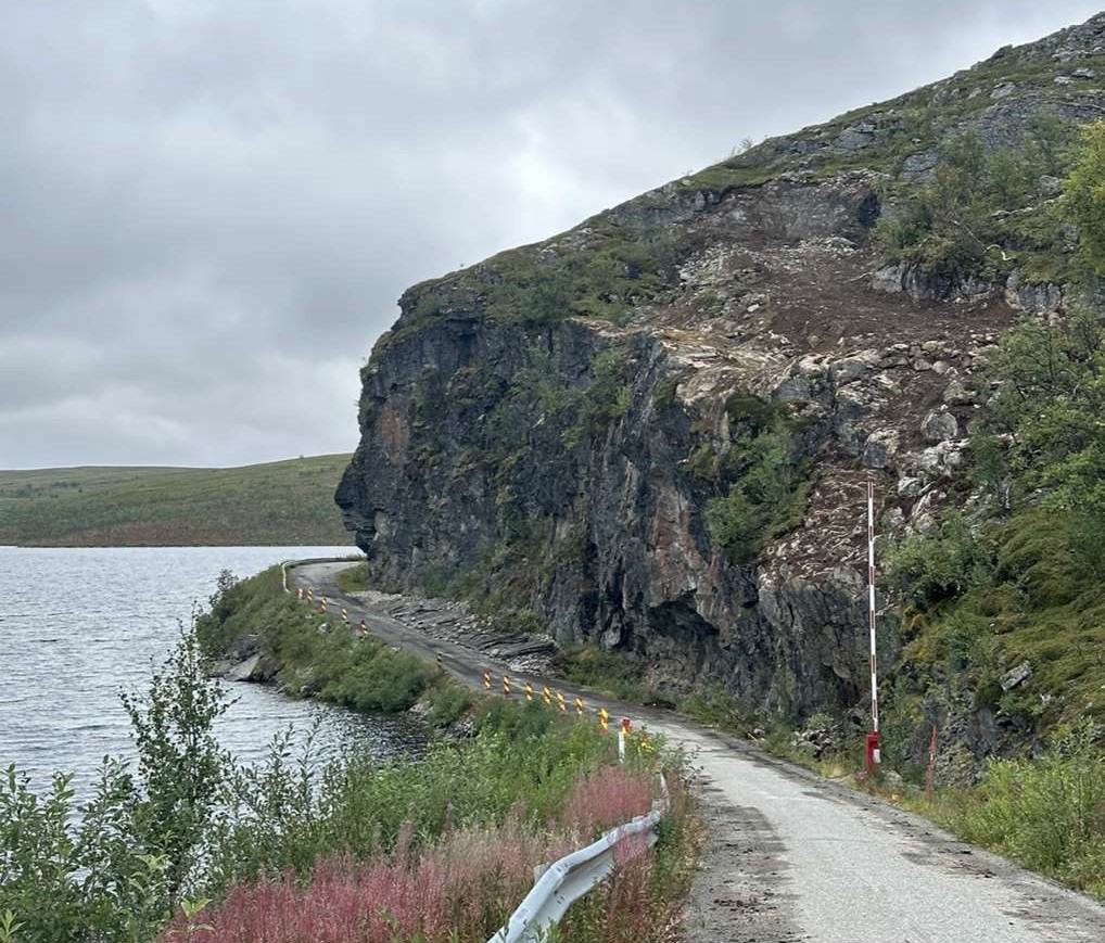 Tilkomstvegen langs Gaskajávri før bredding, smal trasé langs vannet
