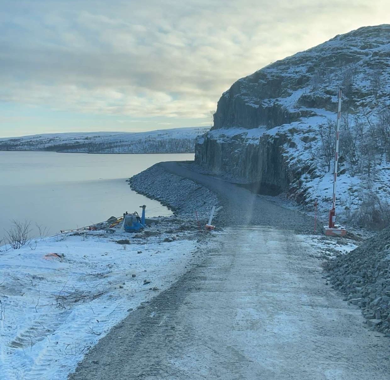Samme trasé etter bredding og forsterkning, med plastring mot vannet